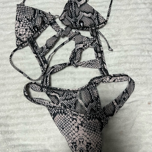 Snake skin bathing suit - Picture 2 of 3